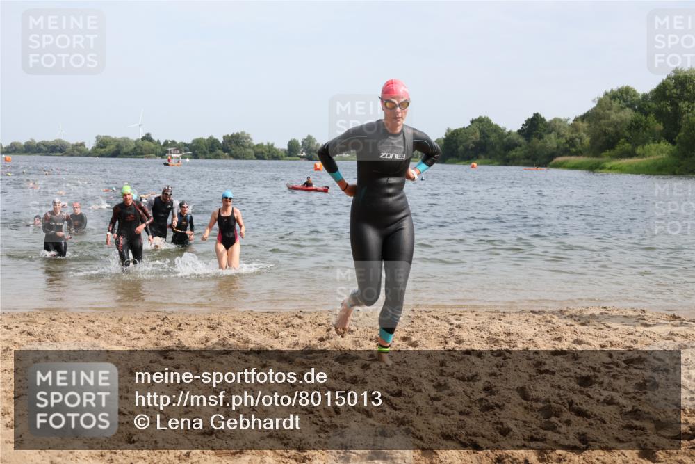 15.06.2025 - 27. Vierlanden-Triathlon Lena Gebhardt http://msf.ph/oto/8015013 15.06.2025 10:14:49 Schwimmen 476, 521, 525, 546, 559, 570, 593, 608, 609, 1397 meine-sportfotos.de