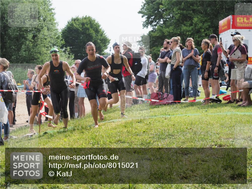 15.06.2025 - 27. Vierlanden-Triathlon KatJ http://msf.ph/oto/8015021 15.06.2025 10:15:25 Schwimmen 507, 542, 554, 555, 579, 613, 631 meine-sportfotos.de