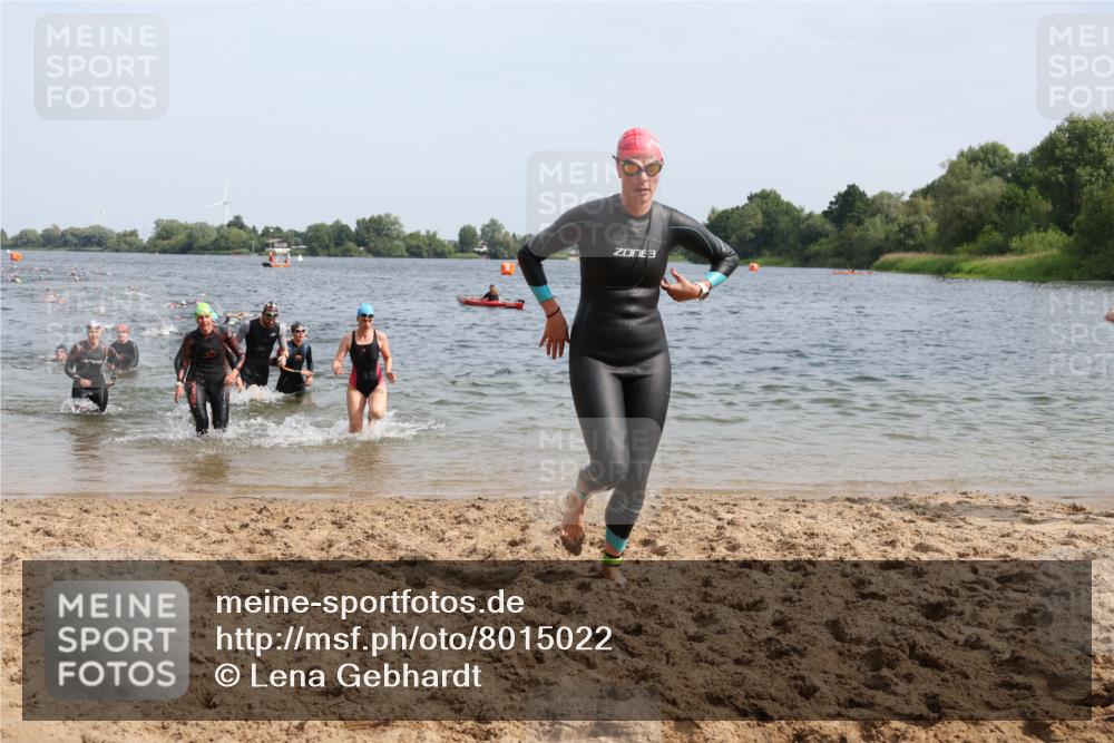 15.06.2025 - 27. Vierlanden-Triathlon Lena Gebhardt http://msf.ph/oto/8015022 15.06.2025 10:14:49 Schwimmen 476, 521, 525, 546, 559, 570, 593, 608, 609, 1397 meine-sportfotos.de