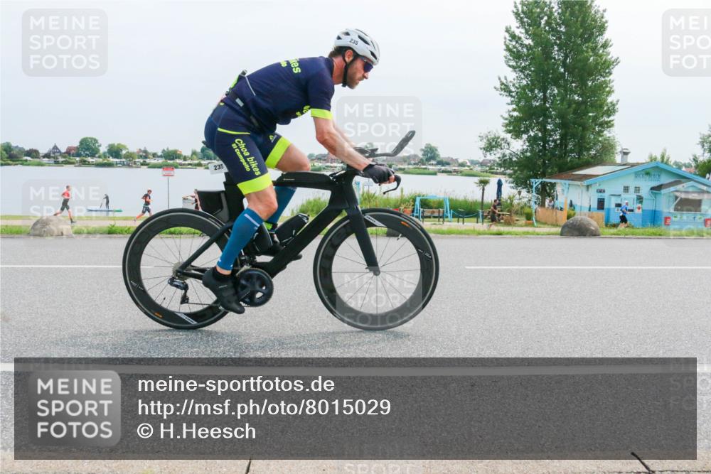 15.06.2025 - 27. Vierlanden-Triathlon H.Heesch http://msf.ph/oto/8015029 15.06.2025 11:12:21 Radfahren 235, 474, 854 meine-sportfotos.de