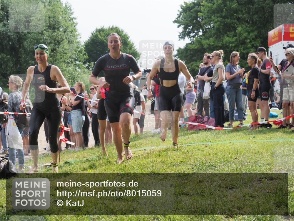 15.06.2025 - 27. Vierlanden-Triathlon KatJ http://msf.ph/oto/8015059 15.06.2025 10:15:26 Schwimmen 507, 542, 554, 555, 579, 613, 631 meine-sportfotos.de