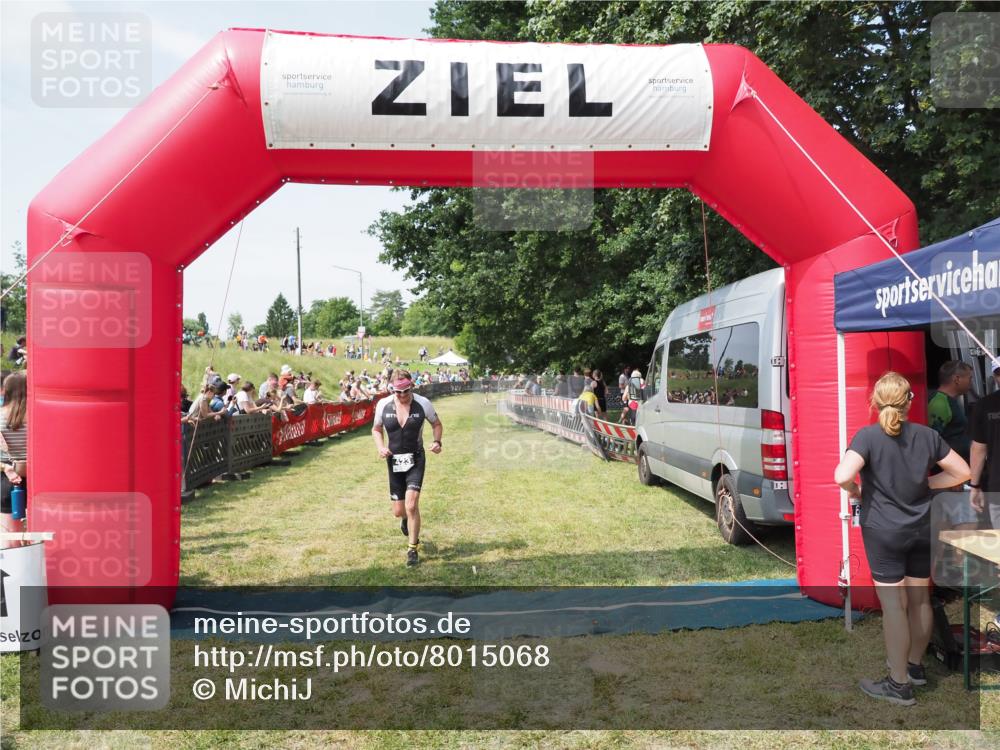 21.06.2025 - 27. Vierlanden-Triathlon MichiJ http://msf.ph/oto/8015068 15.06.2026 11:31:28 Ziel 423, 597 meine-sportfotos.de