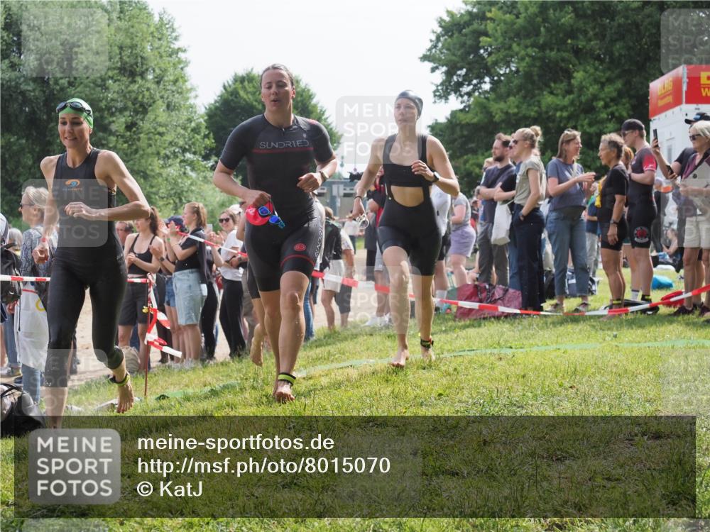 15.06.2025 - 27. Vierlanden-Triathlon KatJ http://msf.ph/oto/8015070 15.06.2025 10:15:26 Schwimmen 507, 542, 554, 555, 579, 613, 631 meine-sportfotos.de