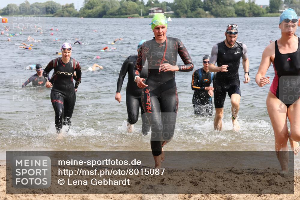 15.06.2025 - 27. Vierlanden-Triathlon Lena Gebhardt http://msf.ph/oto/8015087 15.06.2025 10:14:51 Schwimmen 476, 521, 525, 528, 546, 559, 570, 592, 593, 605, 608, 1397 meine-sportfotos.de