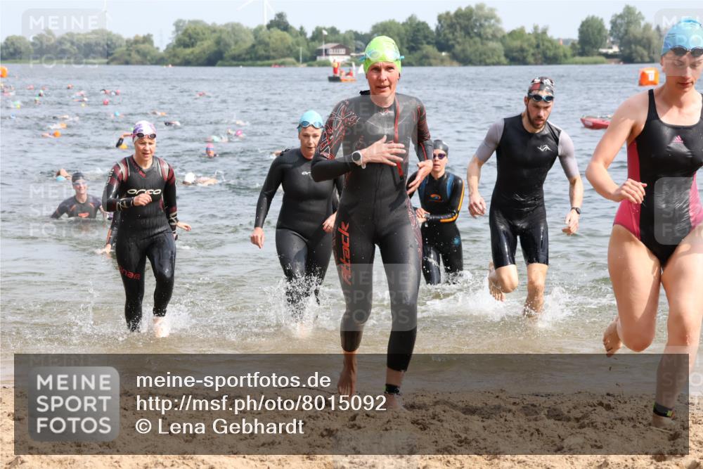 15.06.2025 - 27. Vierlanden-Triathlon Lena Gebhardt http://msf.ph/oto/8015092 15.06.2025 10:14:51 Schwimmen 476, 521, 525, 528, 546, 559, 570, 592, 593, 605, 608, 1397 meine-sportfotos.de