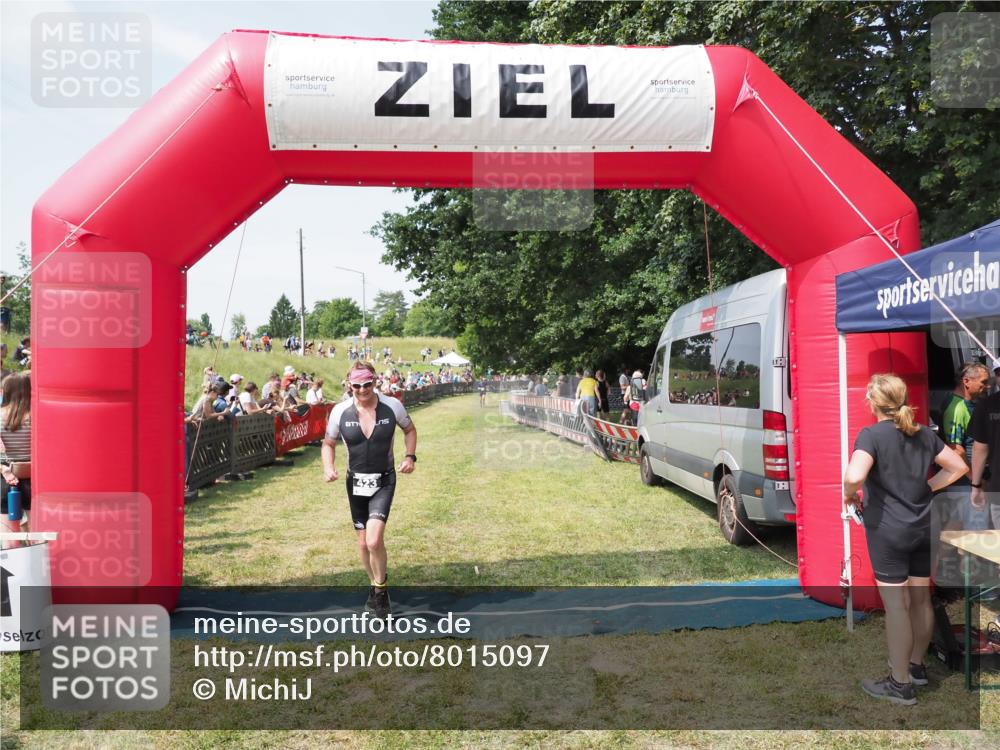 21.06.2025 - 27. Vierlanden-Triathlon MichiJ http://msf.ph/oto/8015097 15.06.2026 11:31:28 Ziel 423, 597 meine-sportfotos.de