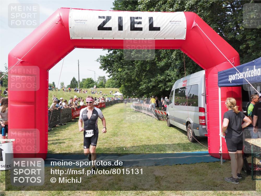 21.06.2025 - 27. Vierlanden-Triathlon MichiJ http://msf.ph/oto/8015131 15.06.2026 11:31:28 Ziel 423, 597 meine-sportfotos.de
