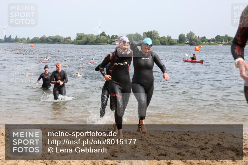15.06.2025 - 27. Vierlanden-Triathlon Lena Gebhardt http://msf.ph/oto/8015177 15.06.2025 10:14:54 Schwimmen 476, 521, 525, 528, 559, 570, 592, 593, 605, 608, 1397 meine-sportfotos.de