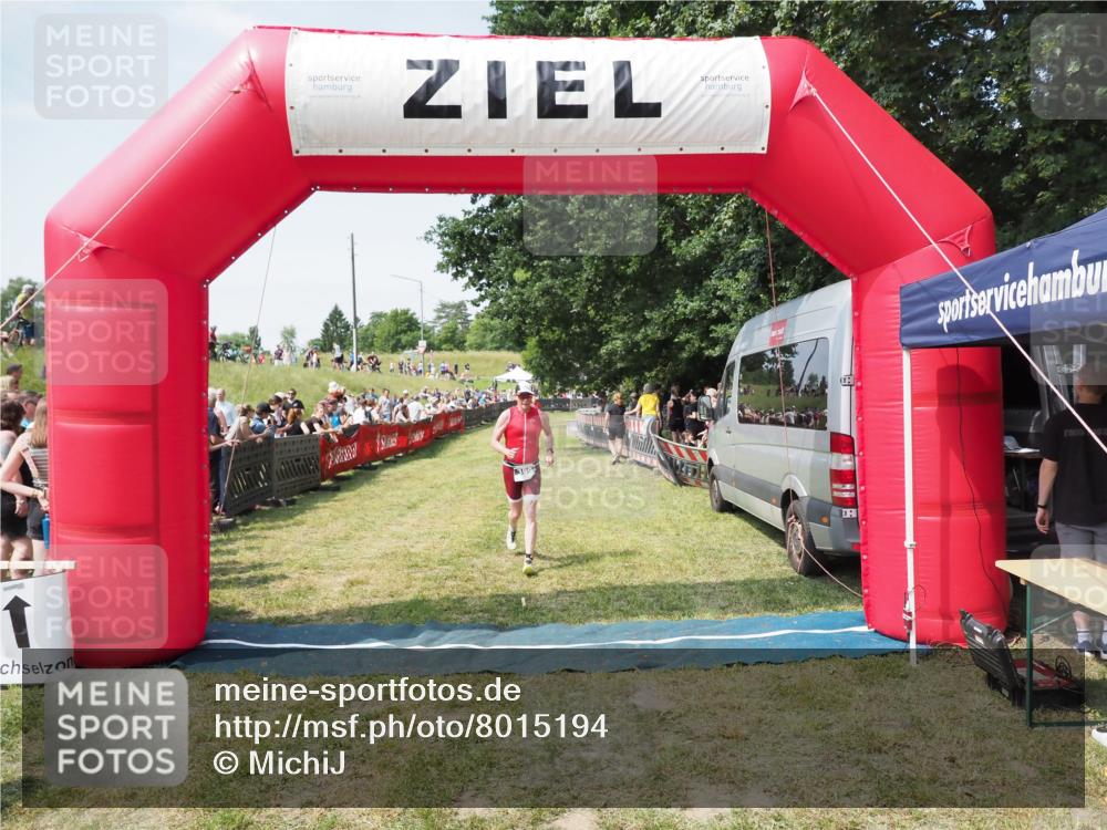 21.06.2025 - 27. Vierlanden-Triathlon MichiJ http://msf.ph/oto/8015194 15.06.2026 11:31:59 Ziel 399 meine-sportfotos.de