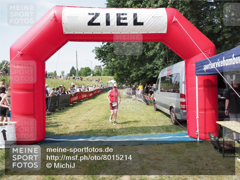 21.06.2025 - 27. Vierlanden-Triathlon MichiJ http://msf.ph/oto/8015214 15.06.2026 11:32:00 Ziel 399 meine-sportfotos.de