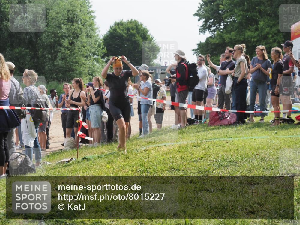 15.06.2025 - 27. Vierlanden-Triathlon KatJ http://msf.ph/oto/8015227 15.06.2025 10:15:30 Schwimmen 508, 511, 542, 554, 579, 613, 620, 631 meine-sportfotos.de
