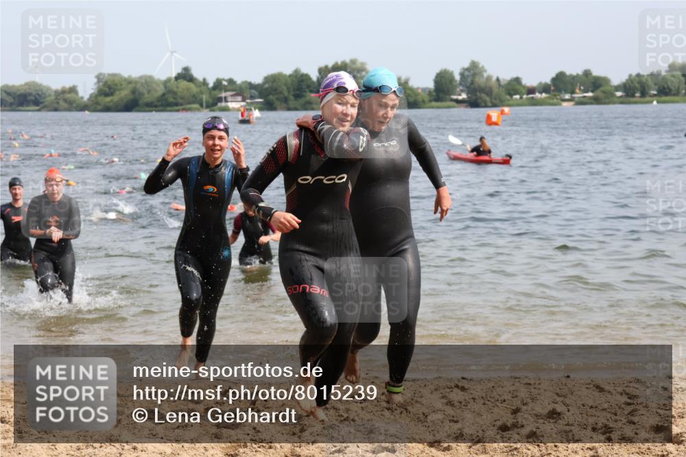 15.06.2025 - 27. Vierlanden-Triathlon Lena Gebhardt http://msf.ph/oto/8015239 15.06.2025 10:14:54 Schwimmen 476, 521, 525, 528, 559, 570, 592, 593, 605, 608, 1397 meine-sportfotos.de