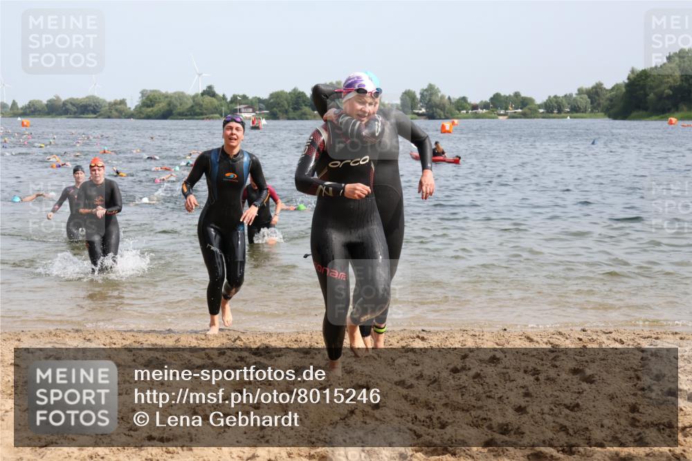 15.06.2025 - 27. Vierlanden-Triathlon Lena Gebhardt http://msf.ph/oto/8015246 15.06.2025 10:14:55 Schwimmen 476, 521, 525, 528, 570, 592, 593, 605, 608, 1397 meine-sportfotos.de