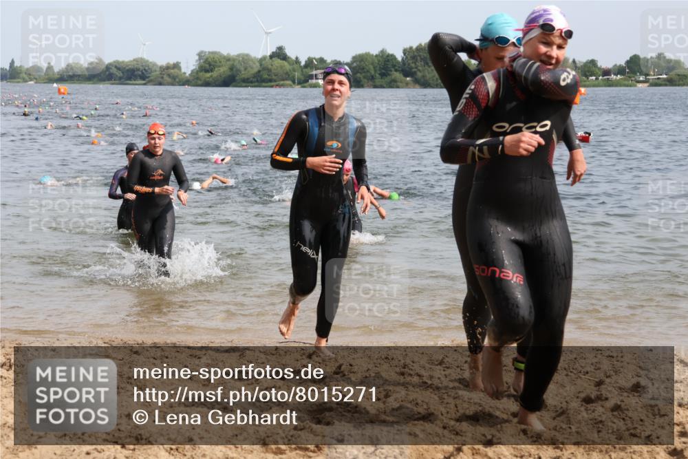 15.06.2025 - 27. Vierlanden-Triathlon Lena Gebhardt http://msf.ph/oto/8015271 15.06.2025 10:14:55 Schwimmen 476, 521, 525, 528, 570, 592, 593, 605, 608, 1397 meine-sportfotos.de