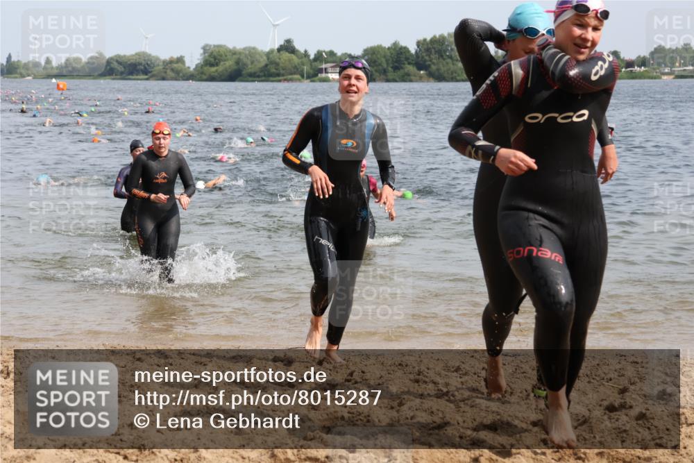 15.06.2025 - 27. Vierlanden-Triathlon Lena Gebhardt http://msf.ph/oto/8015287 15.06.2025 10:14:55 Schwimmen 476, 521, 525, 528, 570, 592, 593, 605, 608, 1397 meine-sportfotos.de