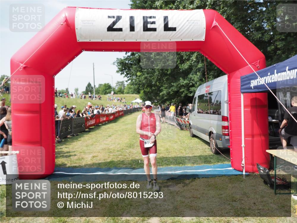 21.06.2025 - 27. Vierlanden-Triathlon MichiJ http://msf.ph/oto/8015293 15.06.2026 11:32:01 Ziel 399 meine-sportfotos.de