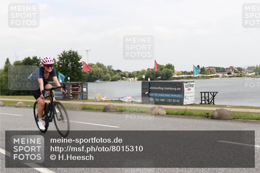 21.06.2025 - 27. Vierlanden-Triathlon H.Heesch http://msf.ph/oto/8015310 15.06.2025 12:02:48 Radfahren 815, 834, 888, 965 meine-sportfotos.de