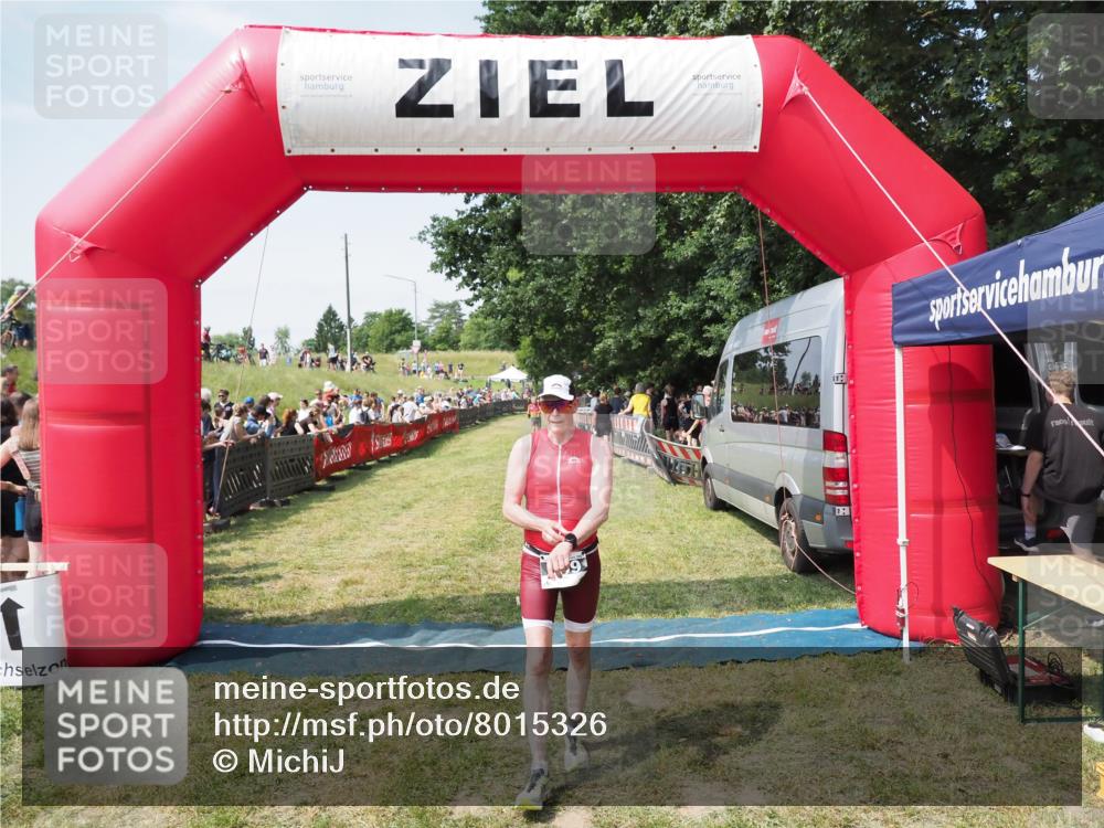 21.06.2025 - 27. Vierlanden-Triathlon MichiJ http://msf.ph/oto/8015326 15.06.2026 11:32:01 Ziel 399 meine-sportfotos.de