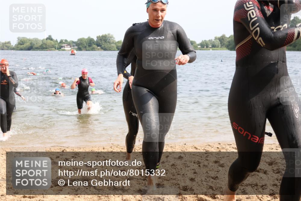 15.06.2025 - 27. Vierlanden-Triathlon Lena Gebhardt http://msf.ph/oto/8015332 15.06.2025 10:14:56 Schwimmen 476, 521, 525, 528, 570, 592, 593, 597, 605, 608, 1397 meine-sportfotos.de
