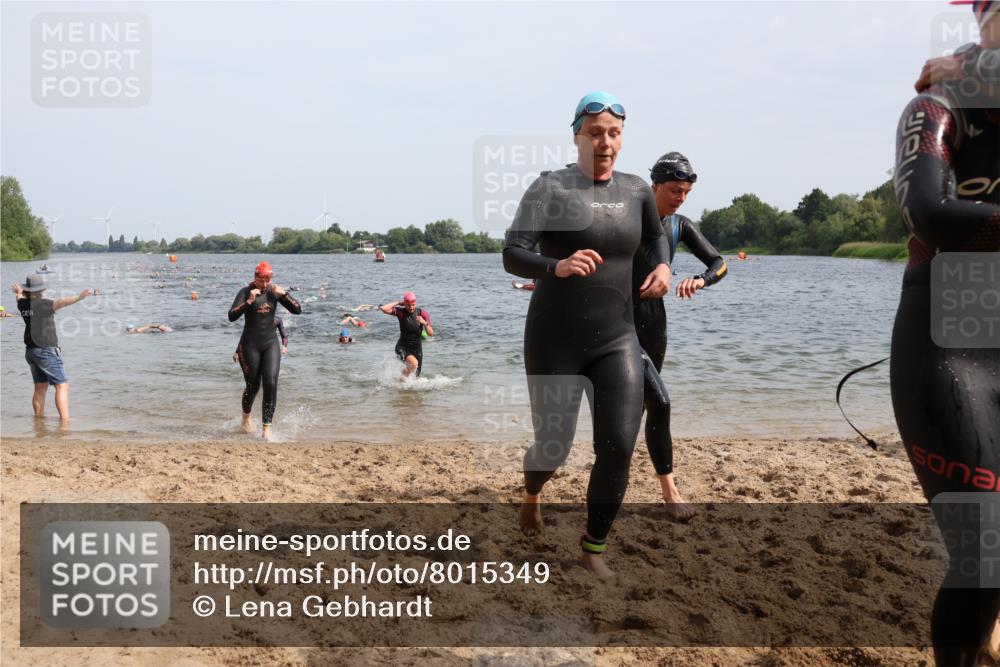 15.06.2025 - 27. Vierlanden-Triathlon Lena Gebhardt http://msf.ph/oto/8015349 15.06.2025 10:14:56 Schwimmen 476, 521, 525, 528, 570, 592, 593, 597, 605, 608, 1397 meine-sportfotos.de