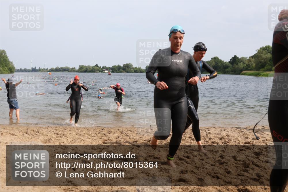 15.06.2025 - 27. Vierlanden-Triathlon Lena Gebhardt http://msf.ph/oto/8015364 15.06.2025 10:14:56 Schwimmen 476, 521, 525, 528, 570, 592, 593, 597, 605, 608, 1397 meine-sportfotos.de