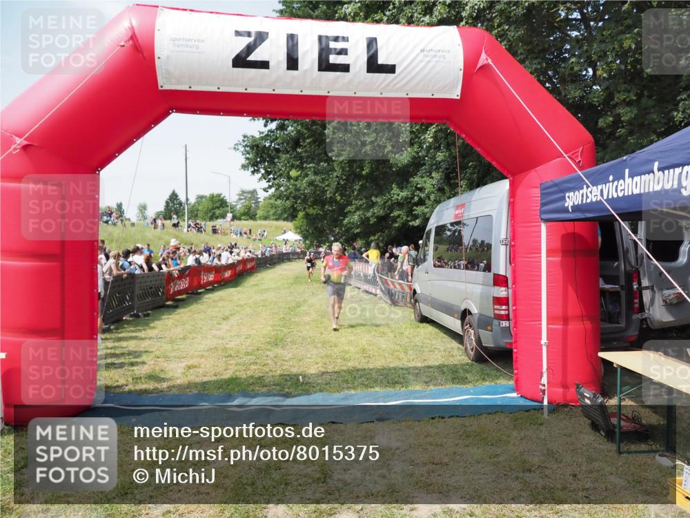 21.06.2025 - 27. Vierlanden-Triathlon MichiJ http://msf.ph/oto/8015375 15.06.2026 11:32:09 Ziel 183 meine-sportfotos.de