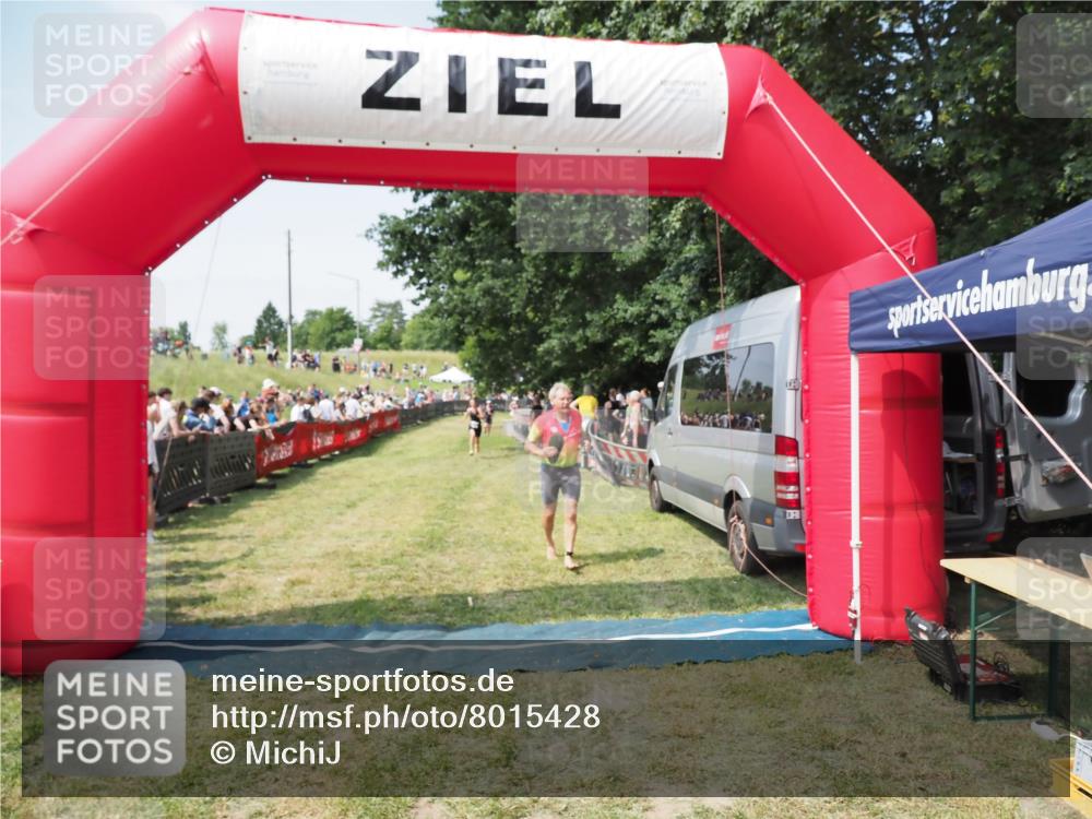 21.06.2025 - 27. Vierlanden-Triathlon MichiJ http://msf.ph/oto/8015428 15.06.2026 11:32:10 Ziel 183 meine-sportfotos.de