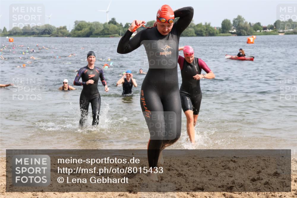15.06.2025 - 27. Vierlanden-Triathlon Lena Gebhardt http://msf.ph/oto/8015433 15.06.2025 10:14:58 Schwimmen 476, 521, 525, 528, 570, 592, 593, 597, 605, 608, 1397 meine-sportfotos.de