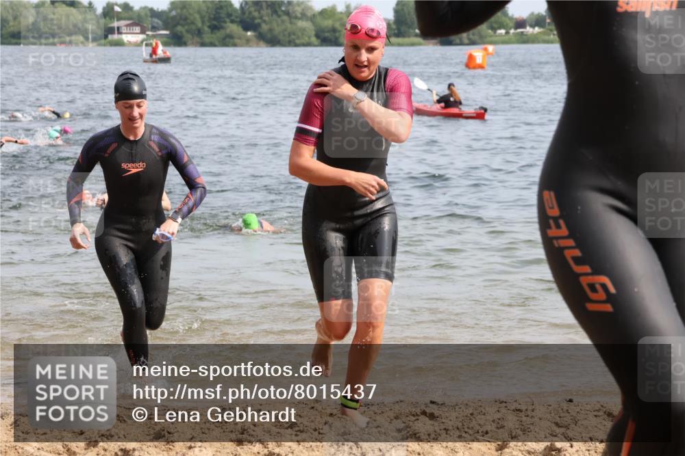 15.06.2025 - 27. Vierlanden-Triathlon Lena Gebhardt http://msf.ph/oto/8015437 15.06.2025 10:14:59 Schwimmen 476, 521, 525, 528, 570, 587, 592, 593, 597, 605, 608, 635, 1397 meine-sportfotos.de
