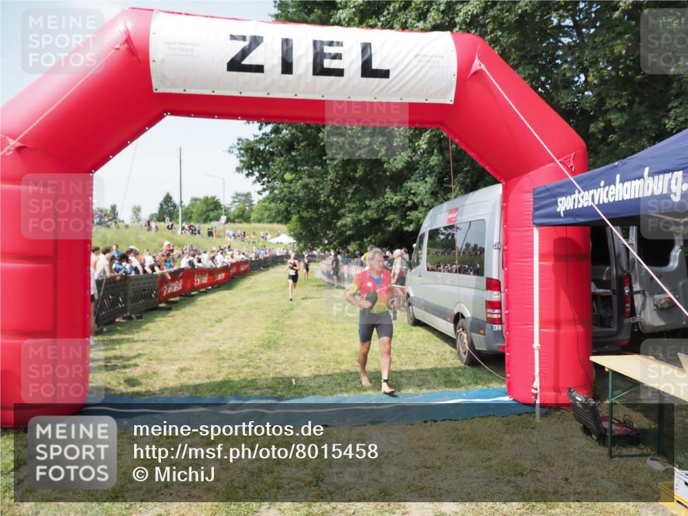 21.06.2025 - 27. Vierlanden-Triathlon MichiJ http://msf.ph/oto/8015458 15.06.2026 11:32:11 Ziel 183 meine-sportfotos.de