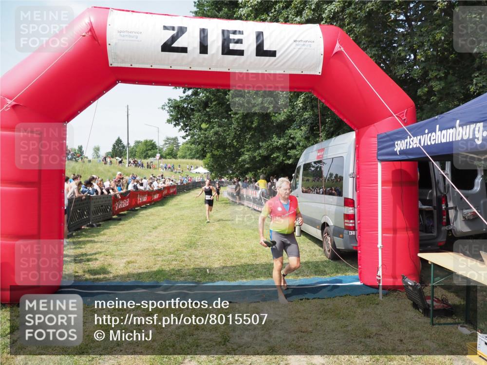 21.06.2025 - 27. Vierlanden-Triathlon MichiJ http://msf.ph/oto/8015507 15.06.2026 11:32:12 Ziel 183 meine-sportfotos.de