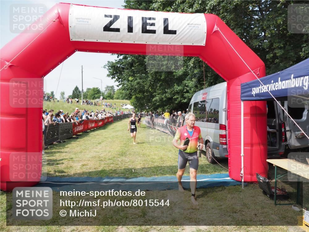 21.06.2025 - 27. Vierlanden-Triathlon MichiJ http://msf.ph/oto/8015544 15.06.2026 11:32:12 Ziel 183 meine-sportfotos.de