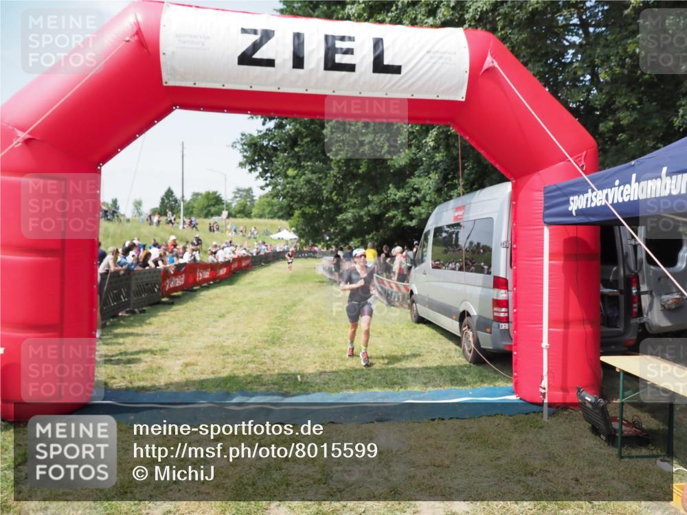 21.06.2025 - 27. Vierlanden-Triathlon MichiJ http://msf.ph/oto/8015599 15.06.2026 11:32:17 Ziel 183, 554 meine-sportfotos.de