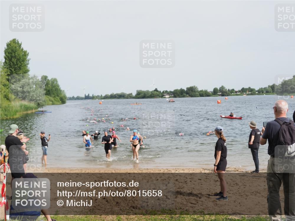 21.06.2025 - 27. Vierlanden-Triathlon MichiJ http://msf.ph/oto/8015658 15.06.2026 10:16:42 Schwimmen 501, 516, 604, 633 meine-sportfotos.de