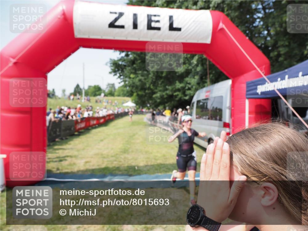 21.06.2025 - 27. Vierlanden-Triathlon MichiJ http://msf.ph/oto/8015693 15.06.2026 11:32:18 Ziel 183, 554 meine-sportfotos.de