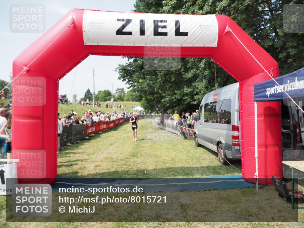 21.06.2025 - 27. Vierlanden-Triathlon MichiJ http://msf.ph/oto/8015721 15.06.2026 11:32:24 Ziel 523, 554 meine-sportfotos.de