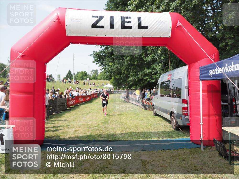 21.06.2025 - 27. Vierlanden-Triathlon MichiJ http://msf.ph/oto/8015798 15.06.2026 11:32:25 Ziel 523 meine-sportfotos.de