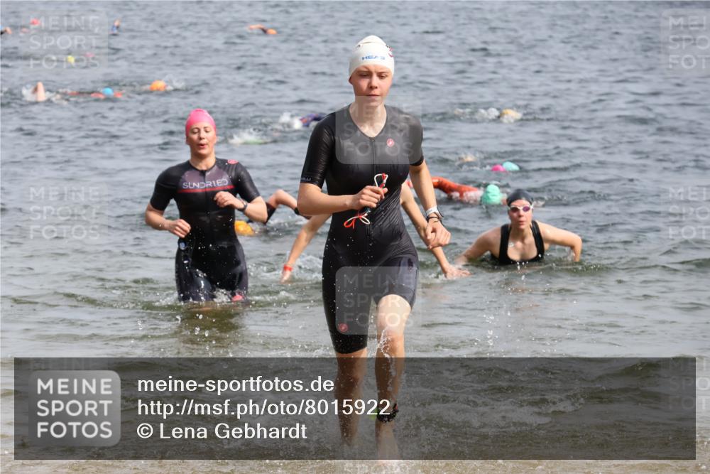 15.06.2025 - 27. Vierlanden-Triathlon Lena Gebhardt http://msf.ph/oto/8015922 15.06.2025 10:15:13 Schwimmen 480, 507, 542, 555, 579, 587, 597, 613, 631, 635 meine-sportfotos.de