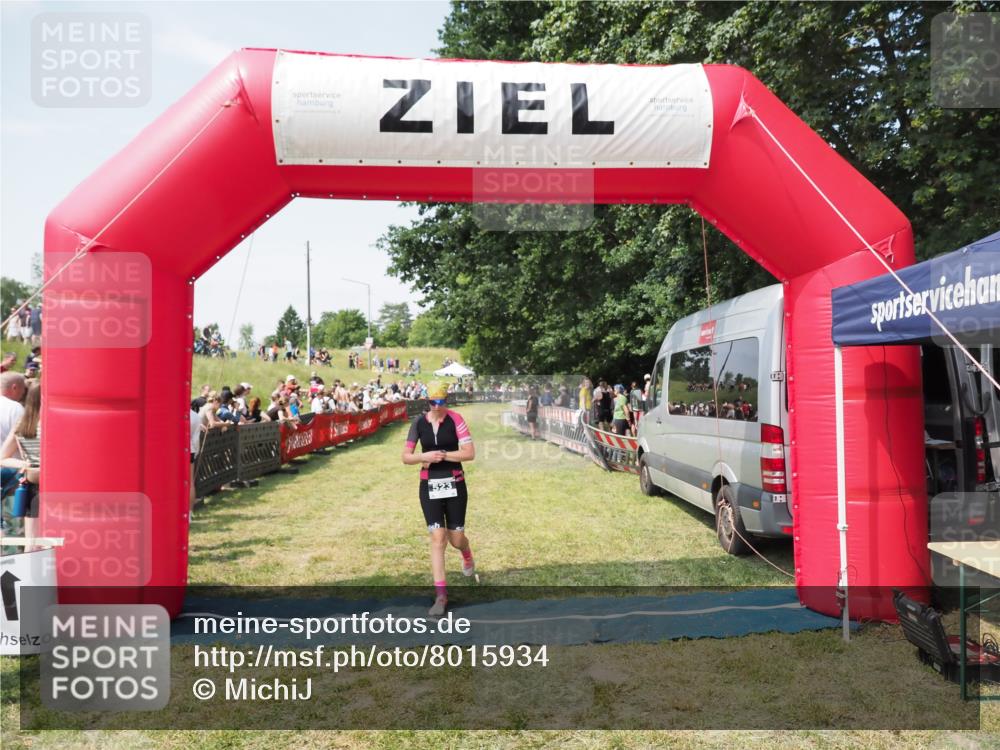 21.06.2025 - 27. Vierlanden-Triathlon MichiJ http://msf.ph/oto/8015934 15.06.2026 11:32:26 Ziel 523 meine-sportfotos.de