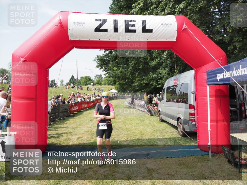 21.06.2025 - 27. Vierlanden-Triathlon MichiJ http://msf.ph/oto/8015986 15.06.2026 11:32:27 Ziel 523 meine-sportfotos.de