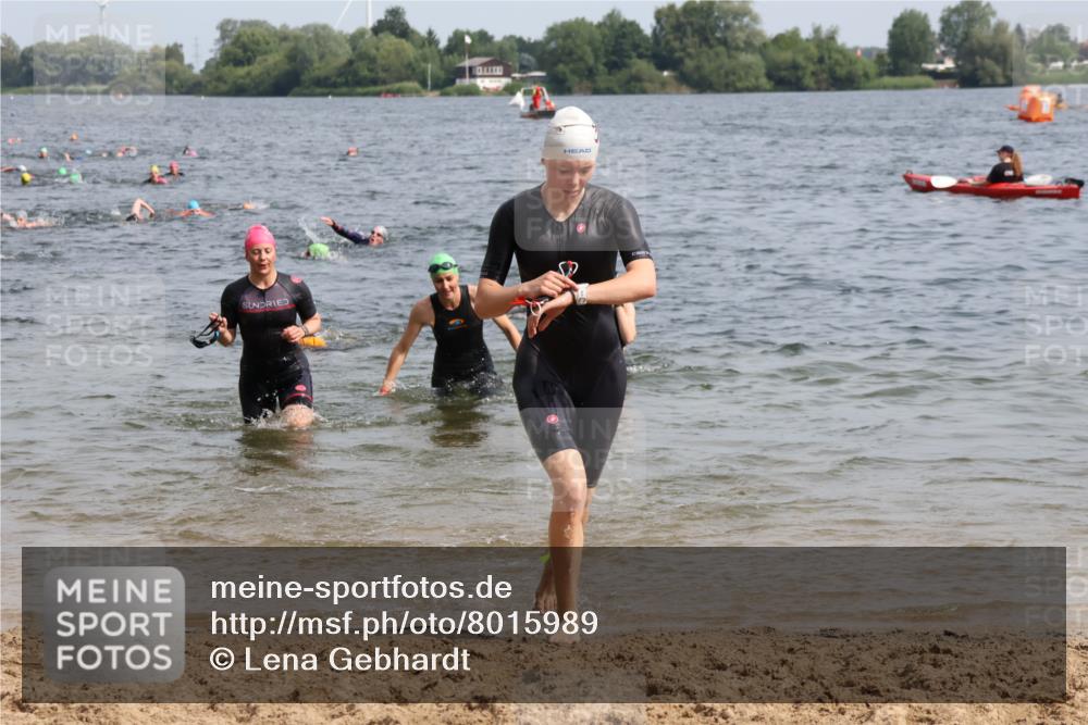 15.06.2025 - 27. Vierlanden-Triathlon Lena Gebhardt http://msf.ph/oto/8015989 15.06.2025 10:15:14 Schwimmen 480, 507, 542, 555, 579, 587, 597, 613, 631, 635 meine-sportfotos.de