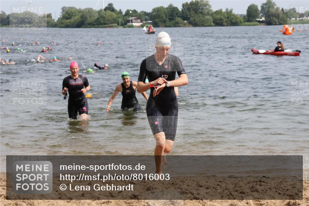 15.06.2025 - 27. Vierlanden-Triathlon Lena Gebhardt http://msf.ph/oto/8016003 15.06.2025 10:15:14 Schwimmen 480, 507, 542, 555, 579, 587, 597, 613, 631, 635 meine-sportfotos.de