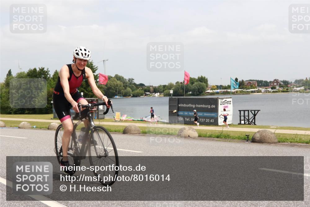 21.06.2025 - 27. Vierlanden-Triathlon H.Heesch http://msf.ph/oto/8016014 15.06.2025 12:04:25 Radfahren 792, 804, 901, 904, 954 meine-sportfotos.de