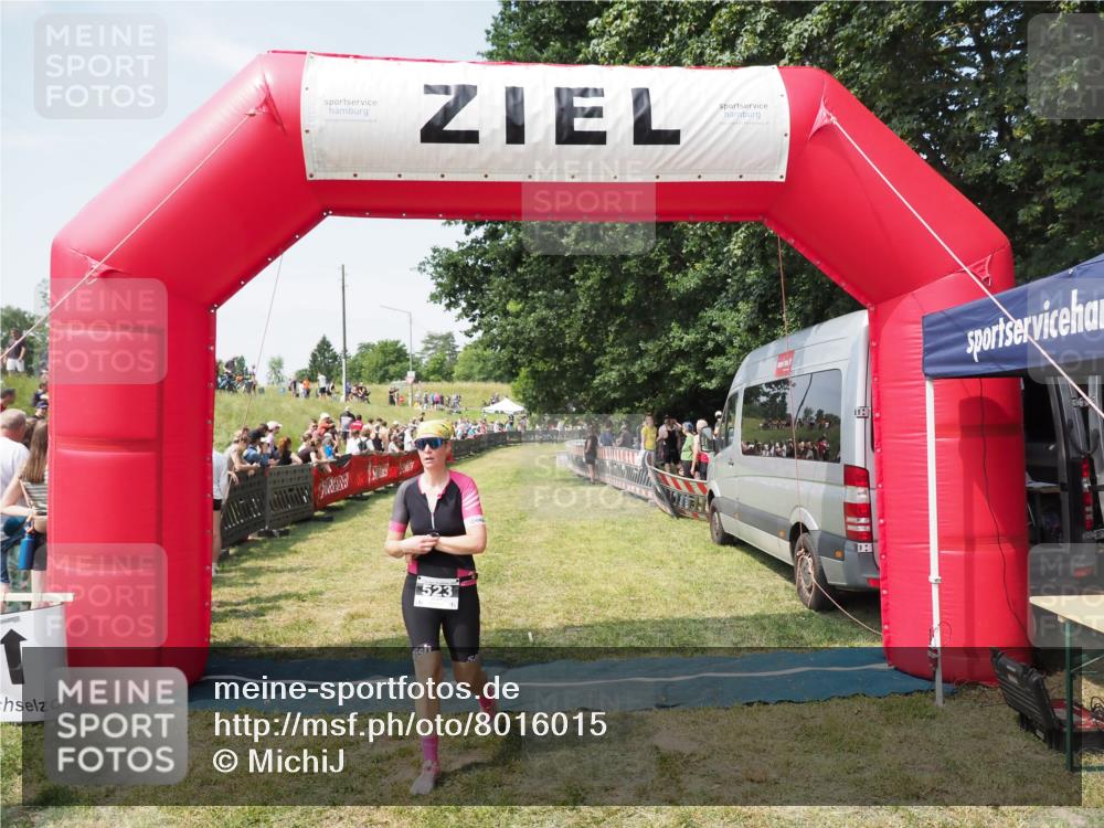 21.06.2025 - 27. Vierlanden-Triathlon MichiJ http://msf.ph/oto/8016015 15.06.2026 11:32:27 Ziel 523 meine-sportfotos.de