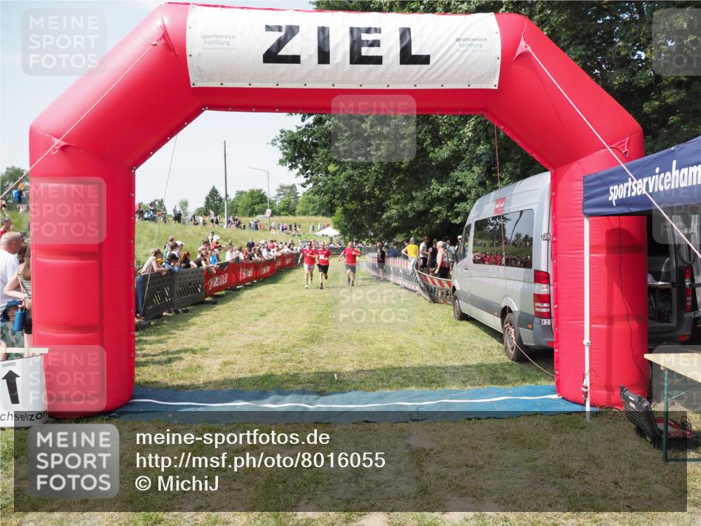 21.06.2025 - 27. Vierlanden-Triathlon MichiJ http://msf.ph/oto/8016055 15.06.2026 11:32:38 Ziel 614 meine-sportfotos.de