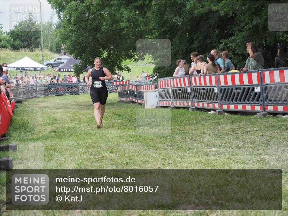 21.06.2025 - 27. Vierlanden-Triathlon KatJ http://msf.ph/oto/8016057 15.06.2025 13:14:18 Ziel 981 meine-sportfotos.de