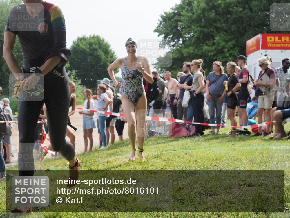 15.06.2025 - 27. Vierlanden-Triathlon KatJ http://msf.ph/oto/8016101 15.06.2025 10:15:52 Schwimmen 483, 505, 509, 564, 577, 590, 630 meine-sportfotos.de