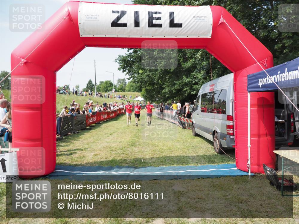 21.06.2025 - 27. Vierlanden-Triathlon MichiJ http://msf.ph/oto/8016111 15.06.2026 11:32:38 Ziel 614 meine-sportfotos.de