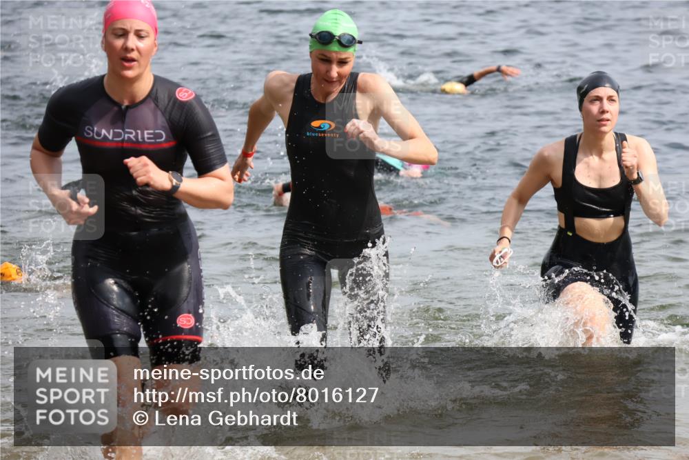 15.06.2025 - 27. Vierlanden-Triathlon Lena Gebhardt http://msf.ph/oto/8016127 15.06.2025 10:15:17 Schwimmen 480, 507, 542, 554, 555, 579, 587, 613, 631, 635 meine-sportfotos.de