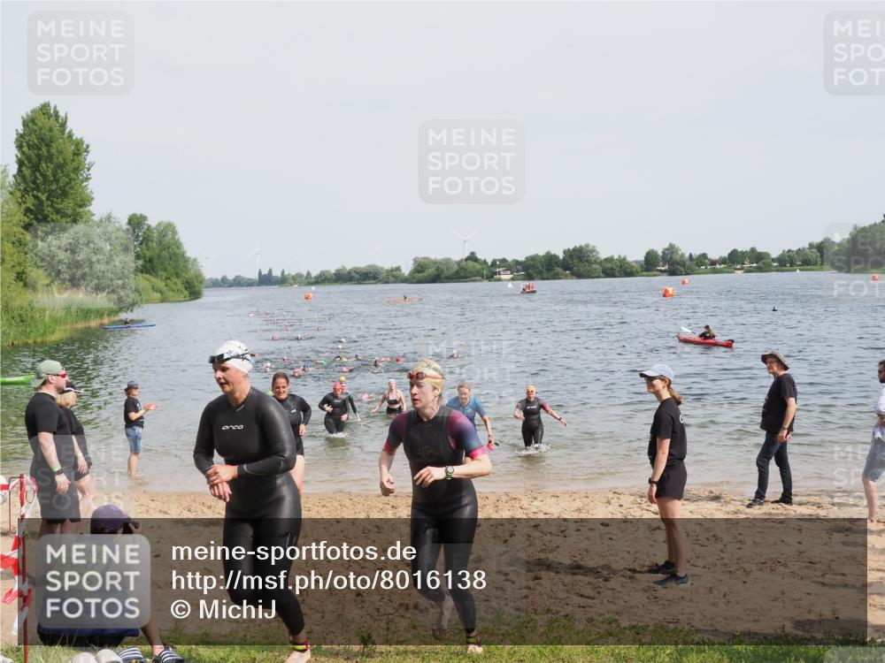 21.06.2025 - 27. Vierlanden-Triathlon MichiJ http://msf.ph/oto/8016138 15.06.2026 10:16:58 Schwimmen 471, 484, 551, 566, 567, 595, 610 meine-sportfotos.de